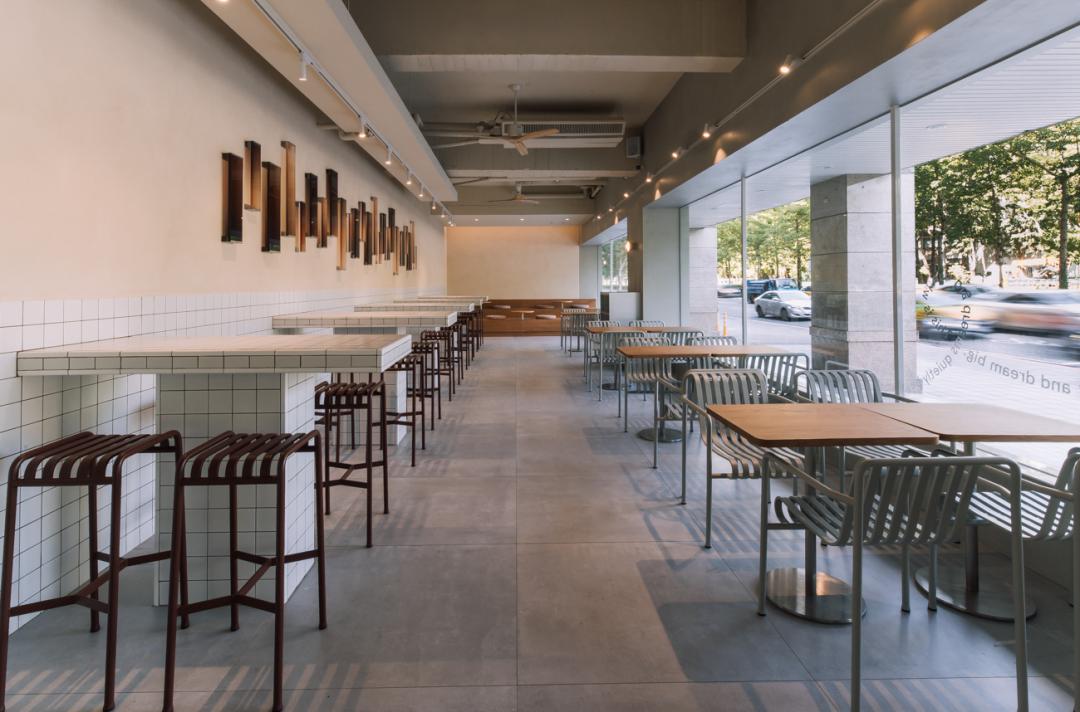 店內設置高腳桌與階梯式座位，滿足通勤族與上班族的效率需求。（圖／品牌提供）