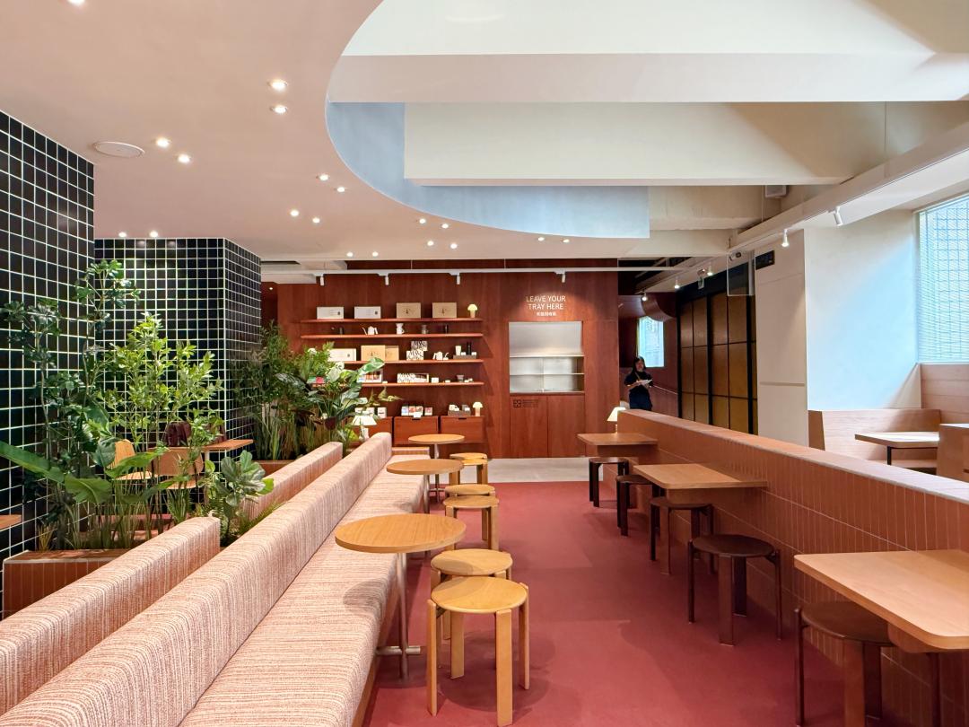 伯朗咖啡館科大店透過極簡線條、溫潤木質調與大面玻璃窗，營造舒適氛圍。（圖／記者郭宣暄攝）