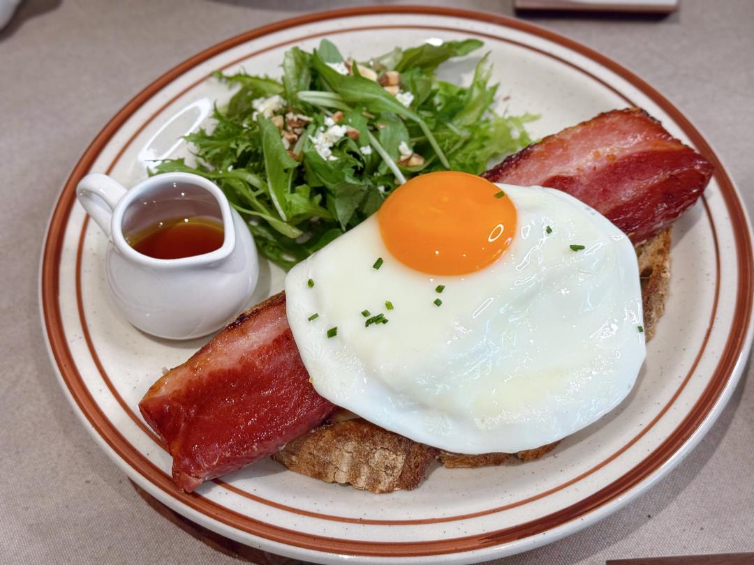 科大店限定「罪惡厚培根酸種麵包」350元。（圖／記者郭宣暄攝）