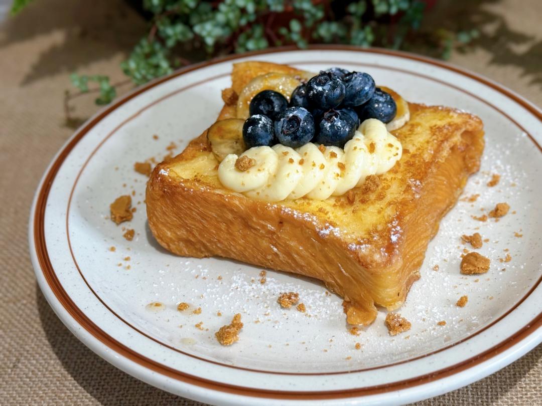 「噶瑪蘭威士忌香蕉藍莓法式吐司」250元。（圖／記者郭宣暄攝）