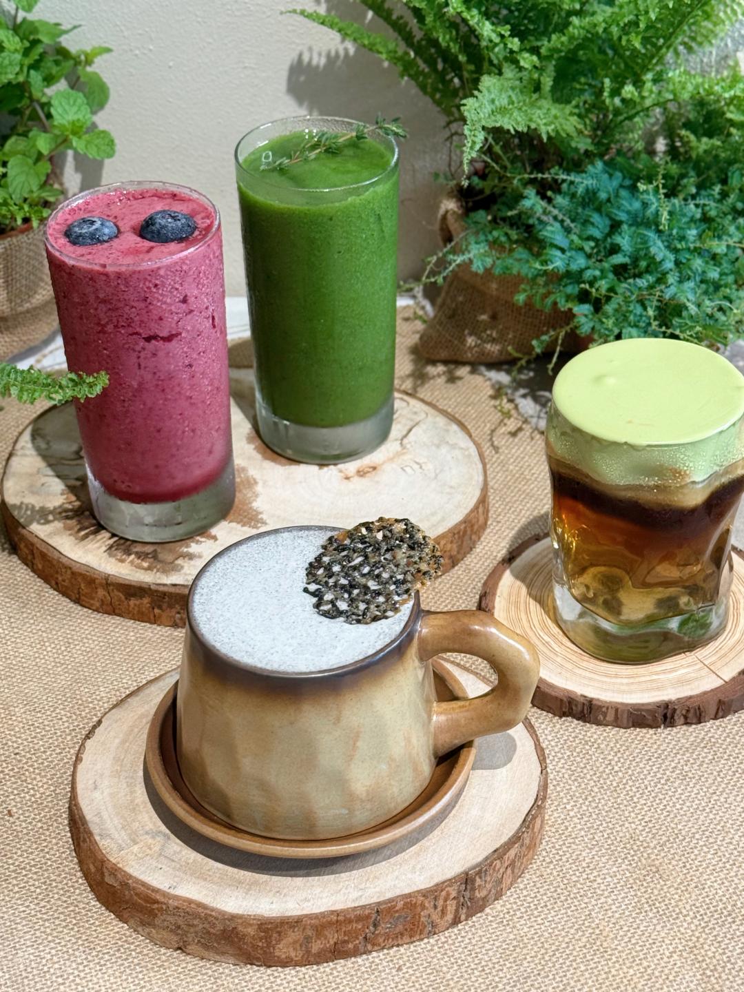 「莓天開心」200元、「喝完有活綠」200元、「午夜黑芝麻奶蓋茉莉美式」200元、「開心抹茶奶蓋椰子美式」220元。（圖／記者郭宣暄攝）