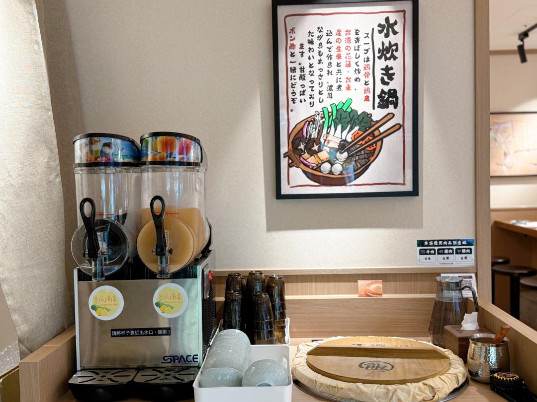 「牛喜」無限供應白飯與飲品。（圖／記者郭宣暄攝）