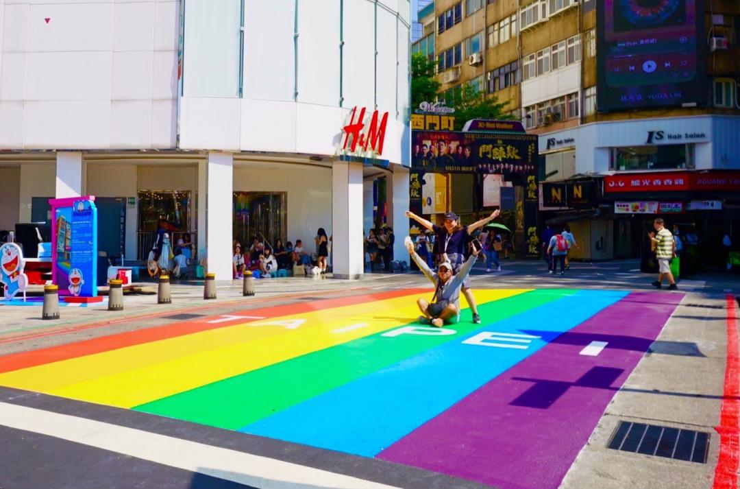 西門町憑藉交通便利、豐富夜生活與與潮流氛圍等特色，成功吸引許多年輕族群與觀光客到訪。（圖／台北市政府觀光傳播局提供）