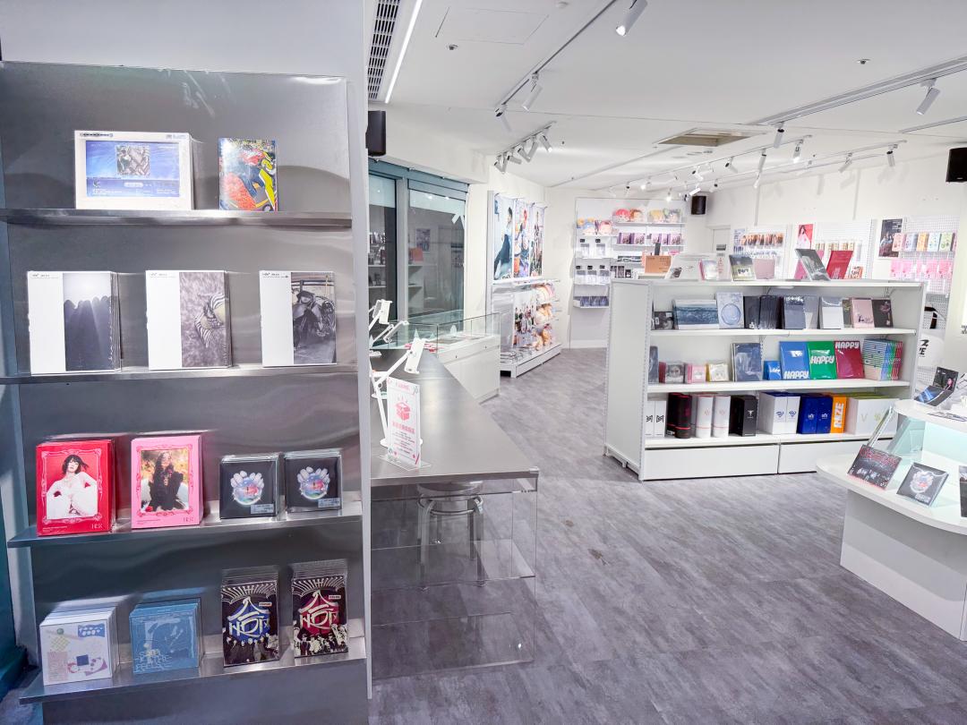 FANME店舖內販售許多K-pop專輯、偶像周邊商品。（圖／品牌提供）