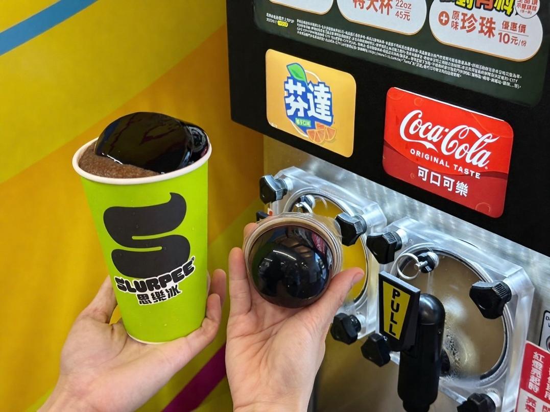 購買全品項思樂冰任一杯加10元，可加料一份仙草凍，推薦必嚐「仙草凍可樂思樂冰」。（圖／超商提供）