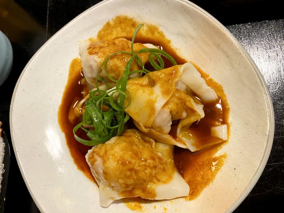 鮮蝦紅油抄手是雲水食堂自己製作的招牌菜之一，若想吃飽一點可點紅油抄手麵。