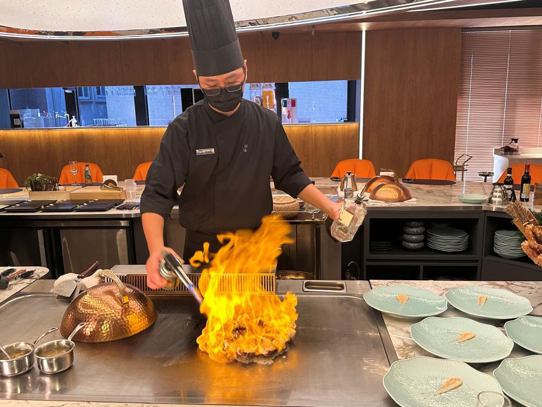 近距離欣賞鐵板火焰秀特別吸睛。（圖／品牌提供）