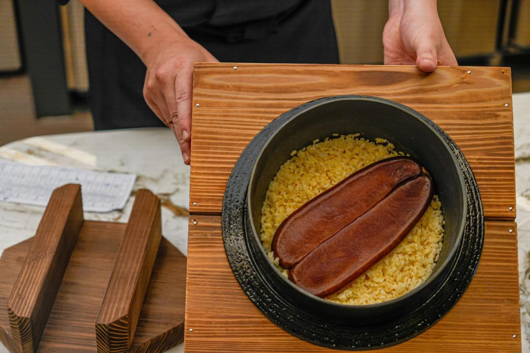 鐵板炒飯烏魚子份量很豪邁。（圖／品牌提供）