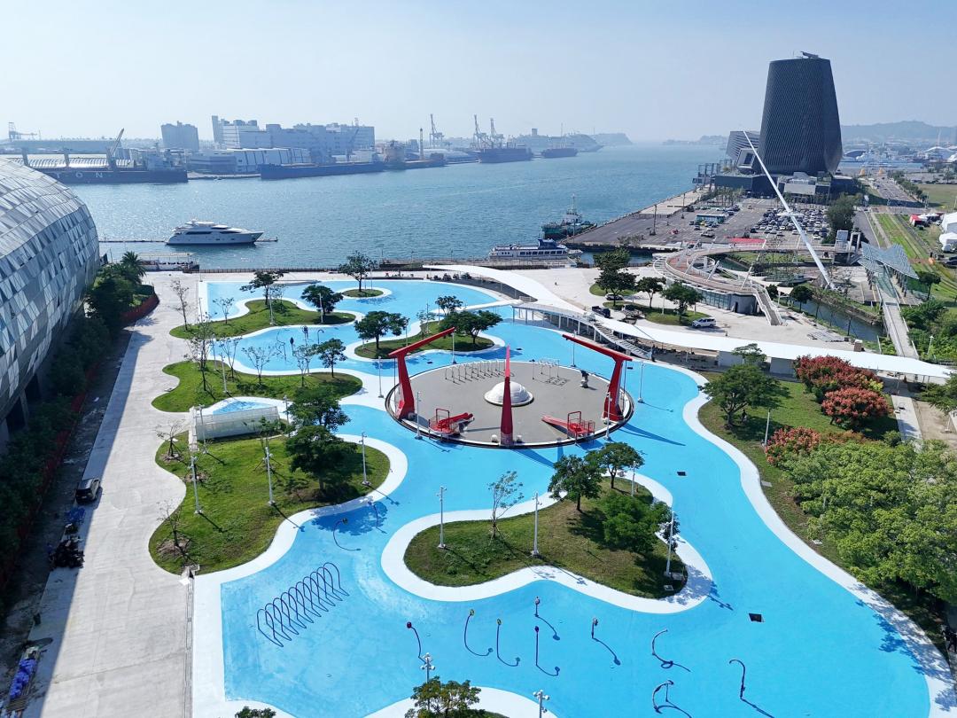 全新升級的「星光水岸公園」開放，戲水區面積擴大至約2.94公頃，新增滑水道、港景鞦韆等設施。（圖／翻攝自高雄市議員郭建盟FB）