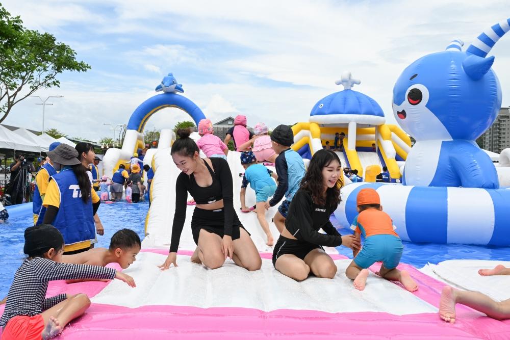 位於高雄港21號碼頭停車場的「氣墊遊具區」開放免費玩。（圖／高雄市政府海洋局提供）