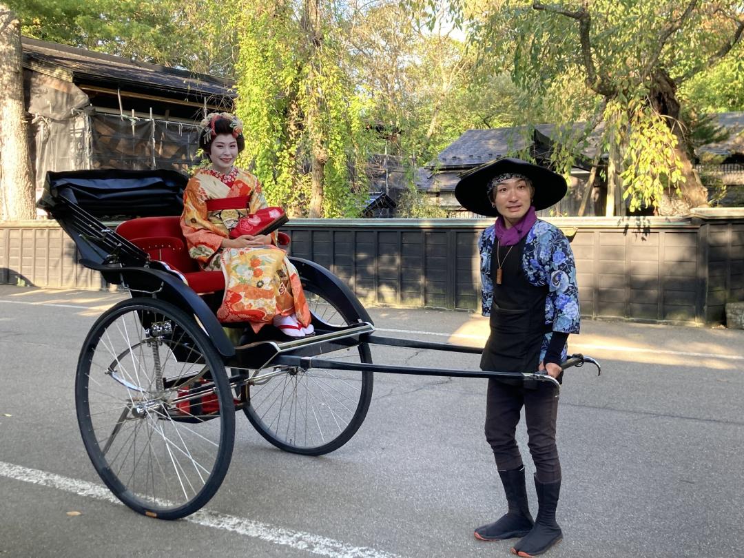 遊客若走累了，或想體驗古代交通方式，也可以搭乘人力車漫遊。（記者楊綿傑攝）