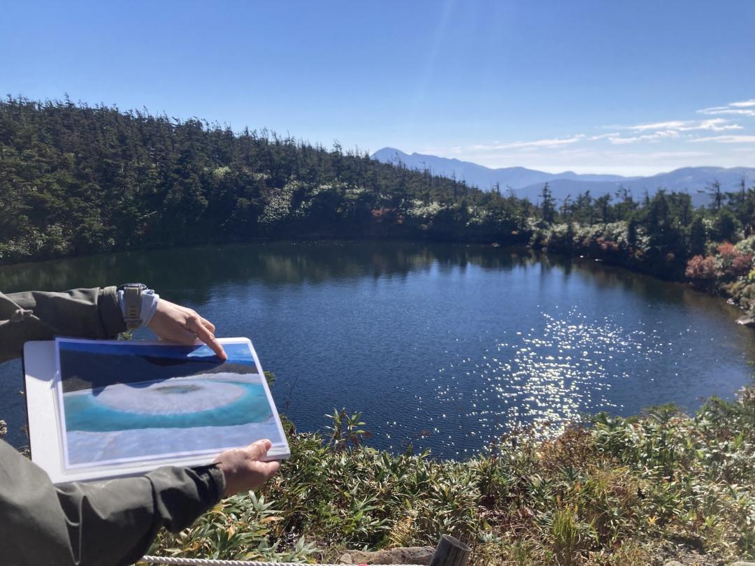 沿著緩坡向上，沒多久就能看到「鏡沼」，每年春天冰融之時，還會化身成左下圖的「龍之眼」奇觀。（記者楊綿傑攝）