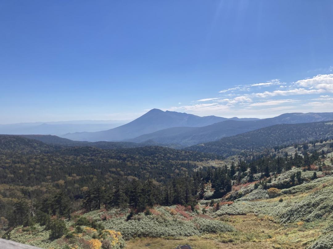 登上八幡平山的觀景台，尖尖的岩手山美景盡收眼底。（記者楊綿傑攝）