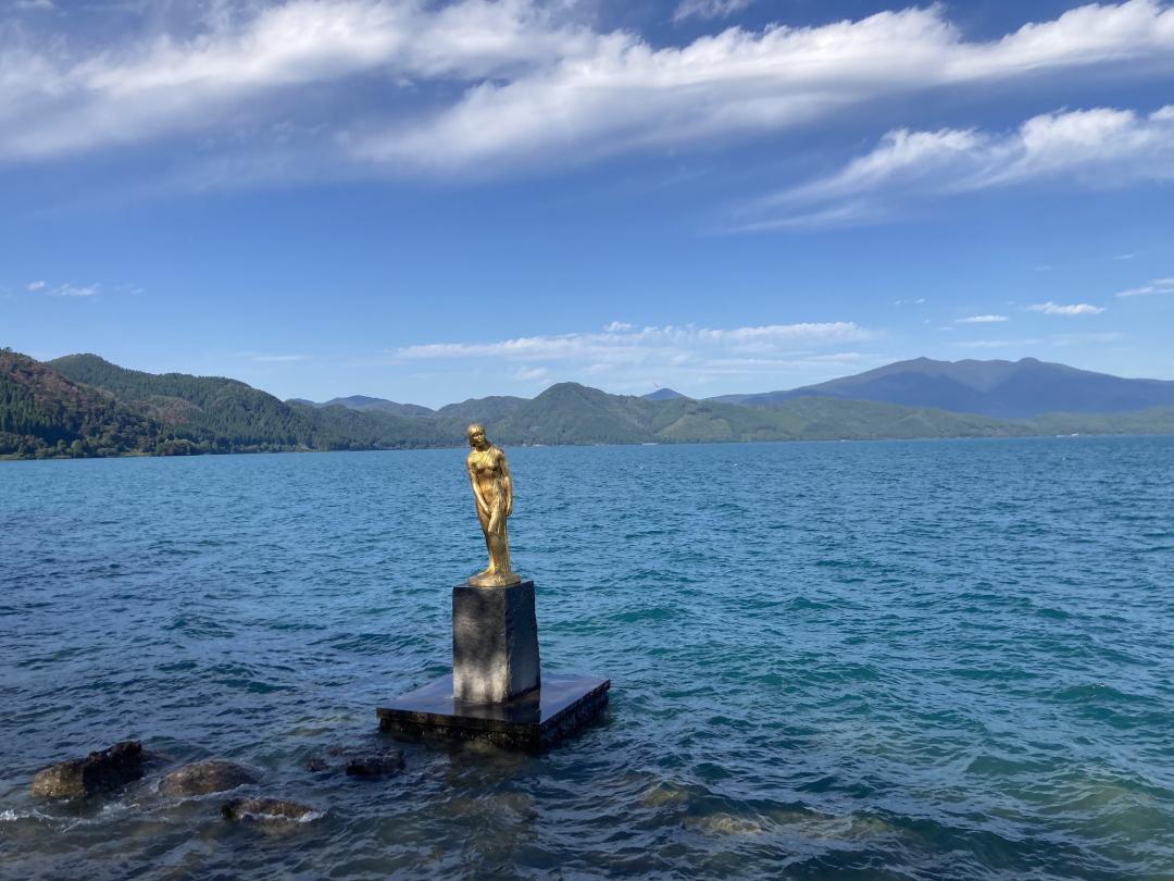 田澤湖另一著名的標的是「辰子像」，這裡有段古老的傳說。（記者楊綿傑攝）
