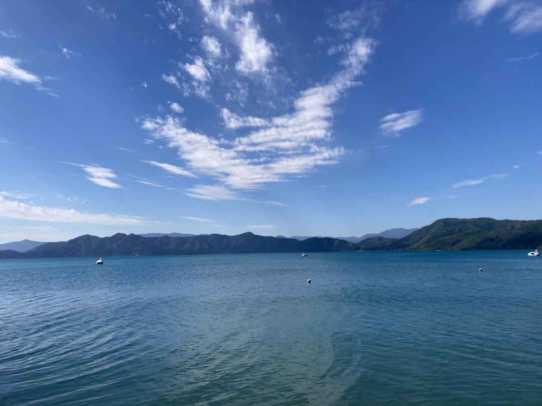 田澤湖是日本最著名的湖之一，湖水呈現的藍色被譽為千變萬化。（記者楊綿傑攝）