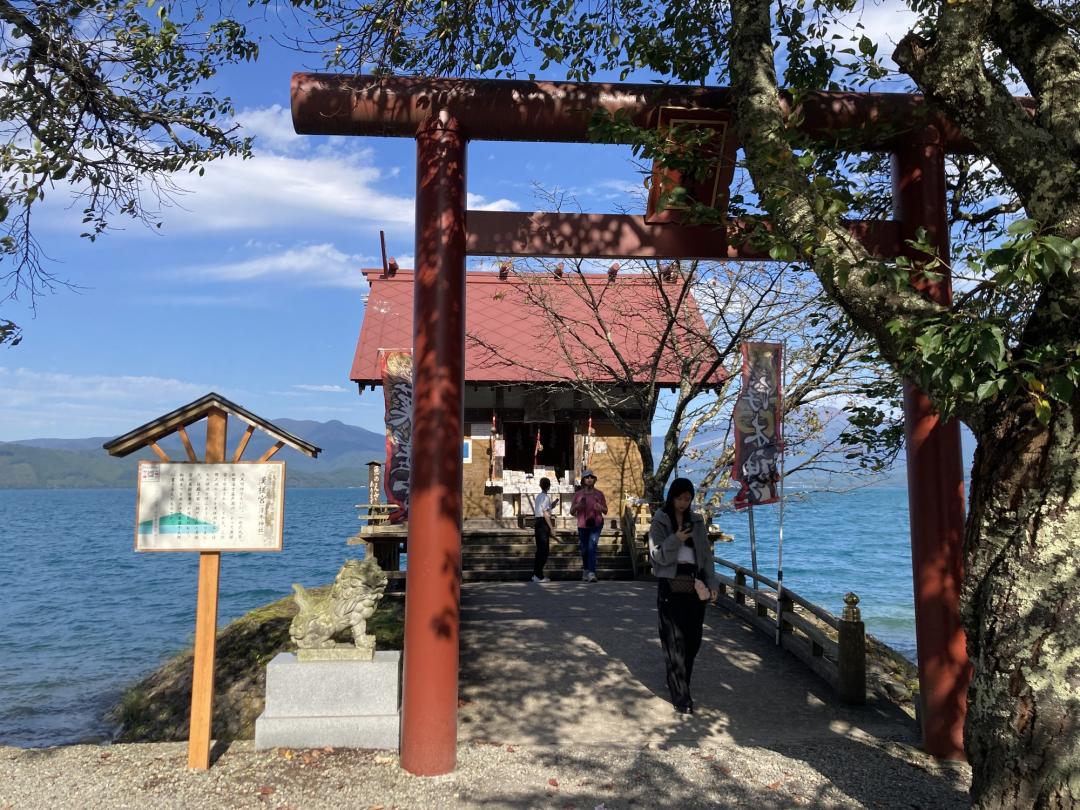 浮木神社位於田澤湖一隅，神社本體甚至架高在湖上，頗具風情。（記者楊綿傑攝）