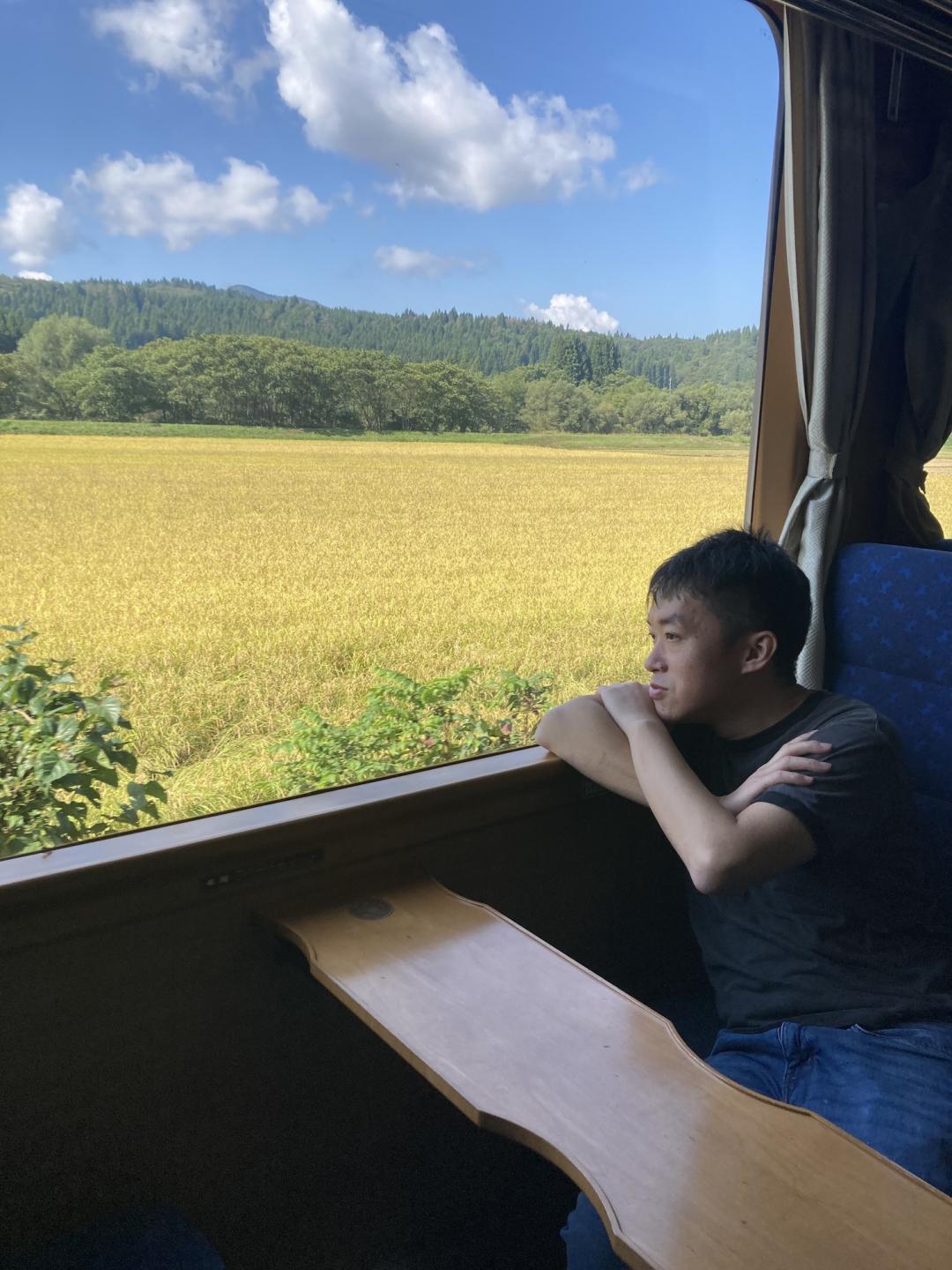 秋田內陸縱貫鐵道因行經範圍廣，有四季景緻分明的特色。窗外場景穿山越溪，從林間到田野，讓人放鬆。（記者楊綿傑攝）