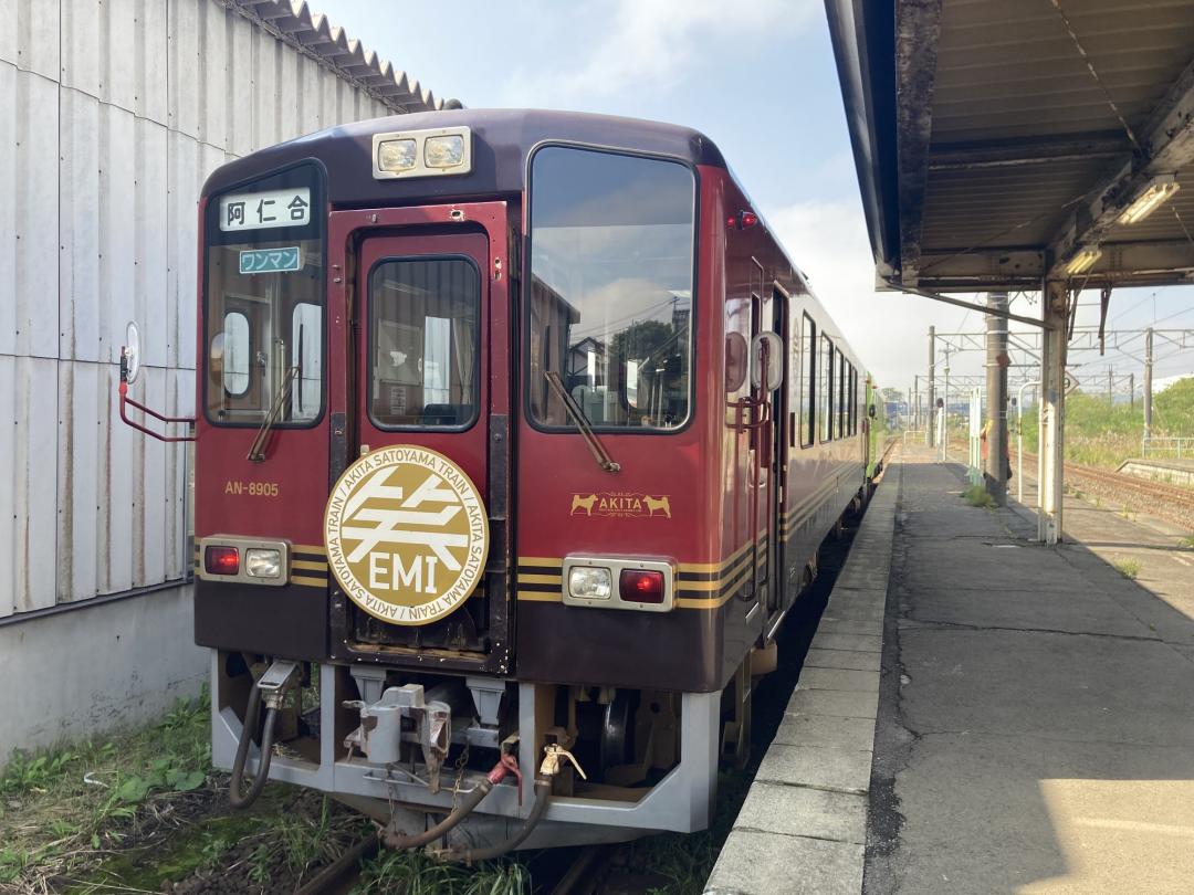 秋田內路縱貫鐵道很值得搭乘體驗，其中觀光列車「微笑號」內裝典雅，還有面窗的座位。（記者楊綿傑攝）