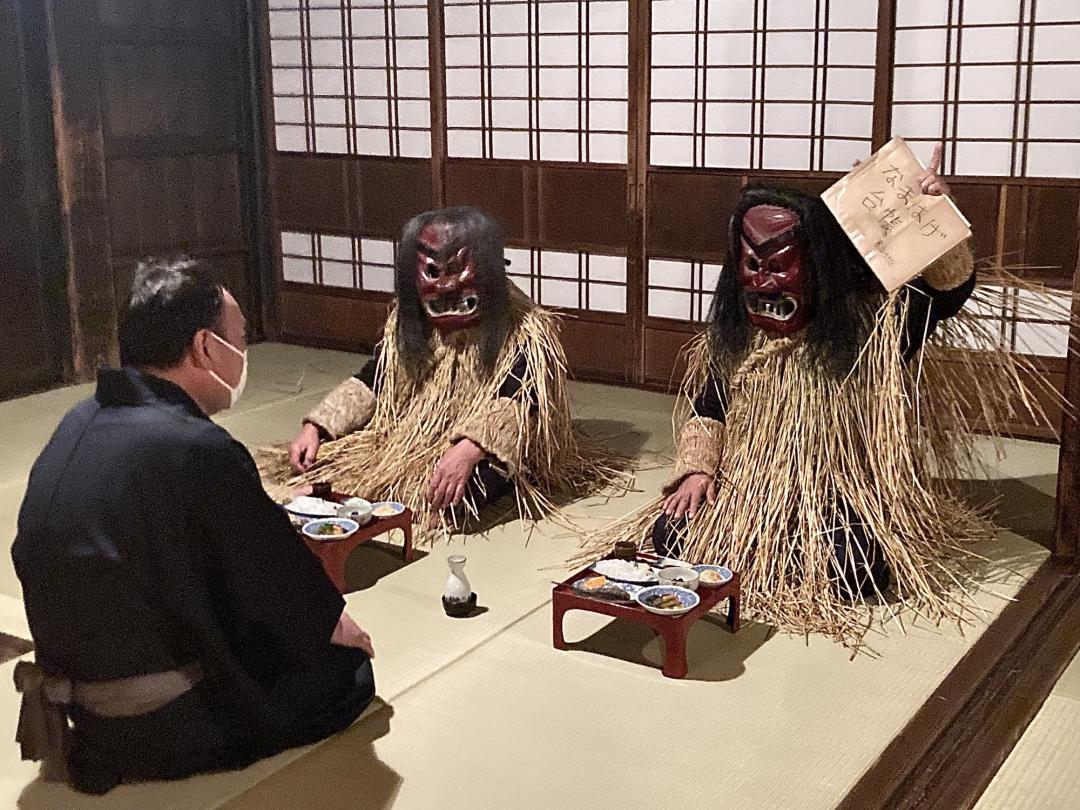 生剝鬼在每年除夕由青年身穿稻草編織成的衣裙，臉掛令人驚駭的面具，到各家戶告誡人們須勤勉，並為來年祈福無病無災。遊客在男鹿真山傳承館就能體驗到。（記者楊綿傑攝）