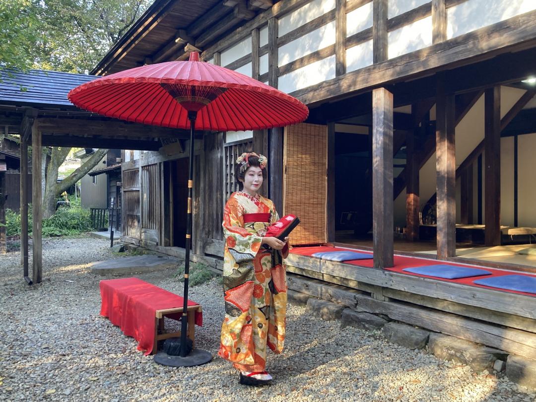 與穿著華服的藝妓，漫步在江戶時代的建築，彷彿走入時光隧道。（記者楊綿傑攝）