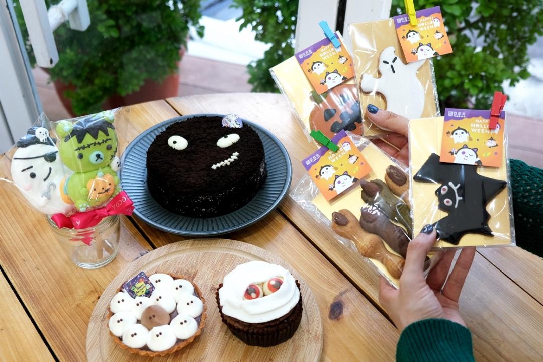 10月31日前購買指定萬聖點心系列，包括萬聖魔幻指尖、萬聖糖霜餅乾、萬聖法式蛋白餅任兩件，即贈萬聖魔幻指尖4入組乙份。（圖／業者提供）
