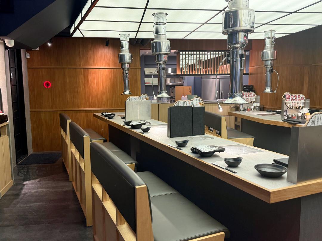 從個人座位、2至8人桌到包廂空間，皆能體驗不同風情的用餐氛圍。（圖／記者郭宣暄攝）