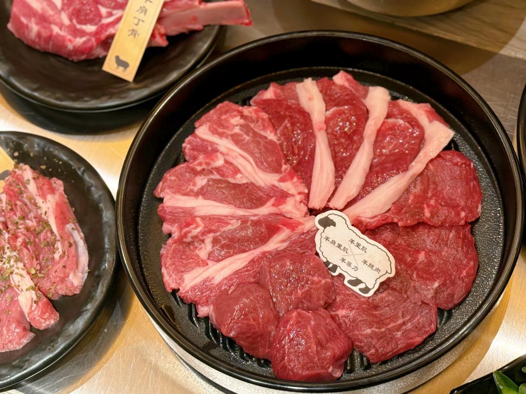 「大黑拼盤」750元，集結羊肩里肌、羊里肌、羊腿肉、羊菲力四大部位。（圖／記者郭宣暄攝）