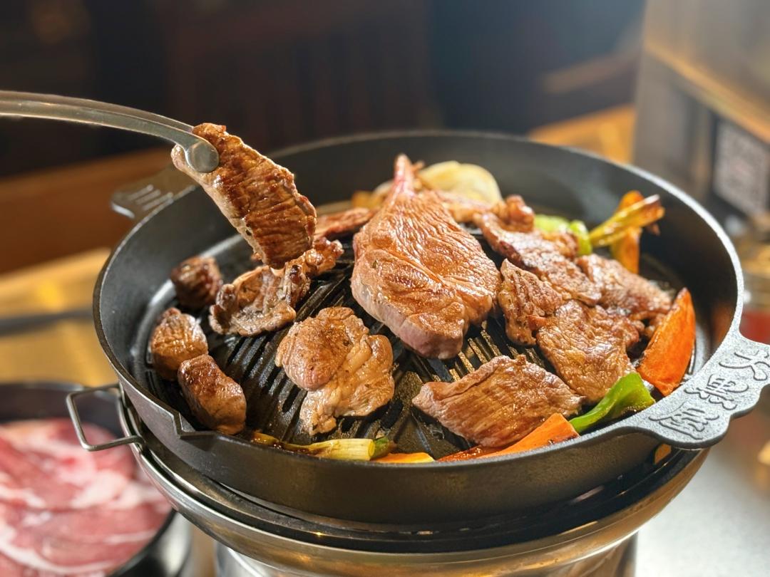 餐點涵蓋羊肩里肌、羊腿肉、羊菲力、羊肩丁骨等多樣部位。（圖／記者郭宣暄攝）