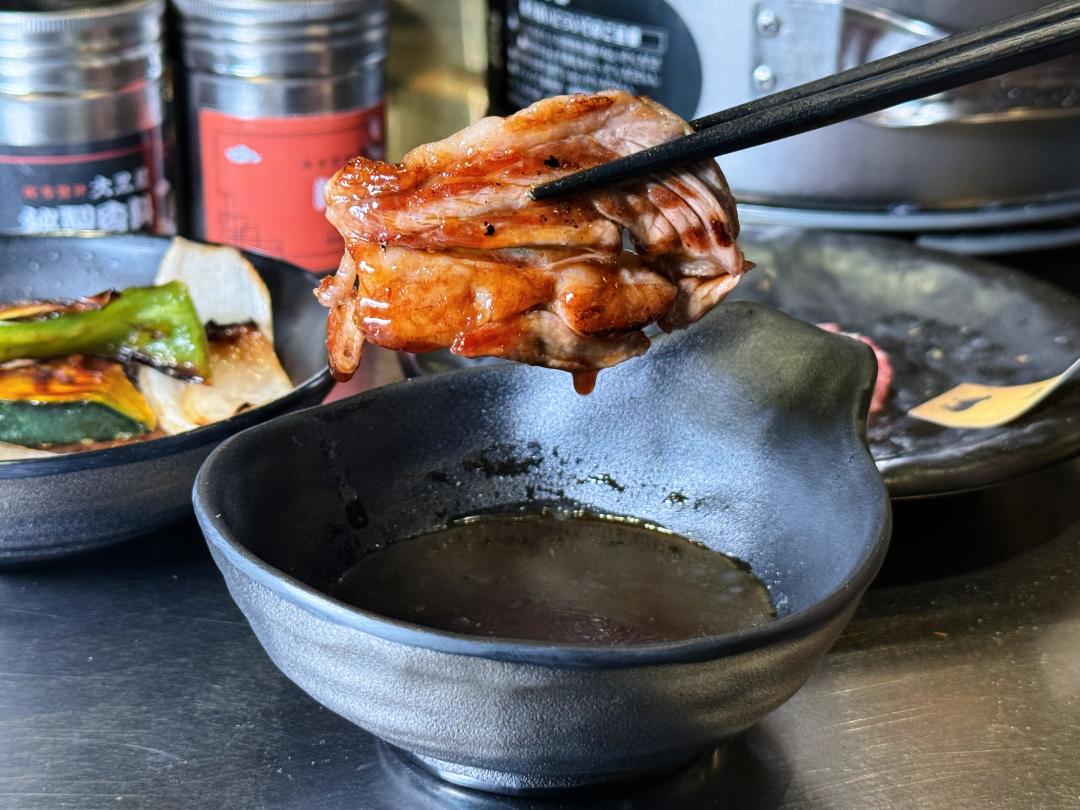 獨門「成吉思汗醬汁」能襯托羊肉的鮮嫩與甜味。（圖／記者郭宣暄攝）