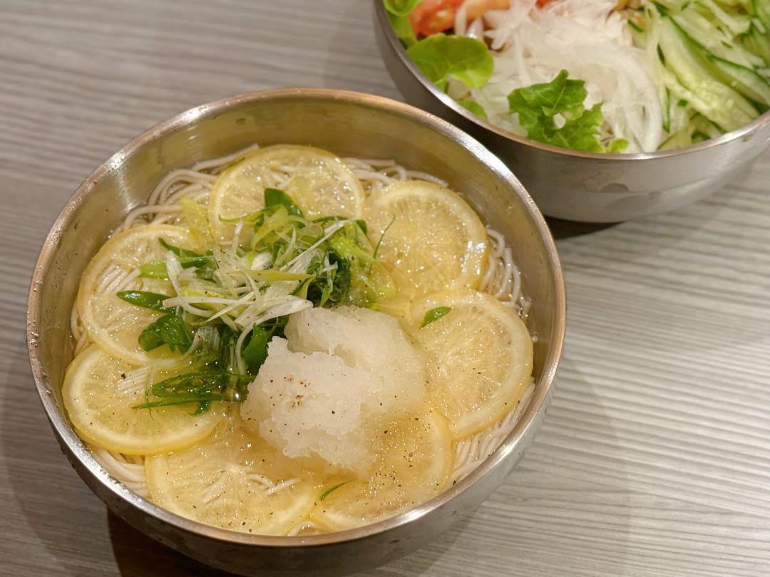 「檸檬風味素麵」180元，採用日本素麵並以秘製和風湯頭調和檸檬清香，口感滑順、帶有微酸果香。（圖／記者郭宣暄攝）