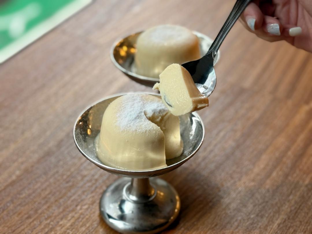 「絲滑布丁」200元，質地綿密綿滑、奶香純淨不膩。（圖／記者郭宣暄攝）