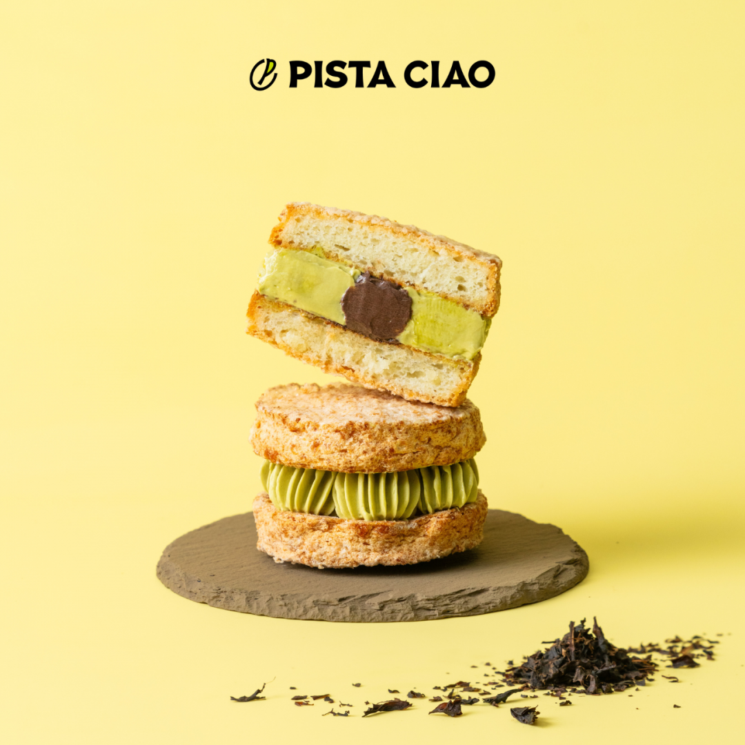 PISTA CIAO 成熟大人系熱銷單品「冰心厚餡焙茶開心果達克瓦茲」。（圖／品牌提供）