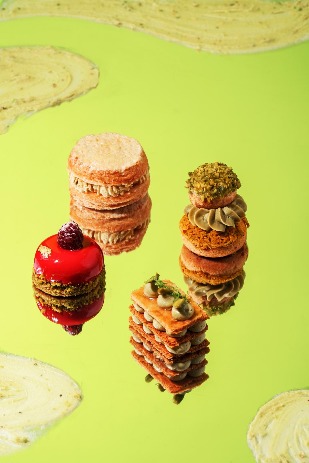 開心果控不可錯過的甜點，左起為「開心果草莓凍慕斯蛋糕」、PISTA CIAO「冰心厚餡焙茶開心果達克瓦茲」、「開心果卡士達拿破崙派」、「開心果白巧克力修女泡芙」。（圖／品牌提供）