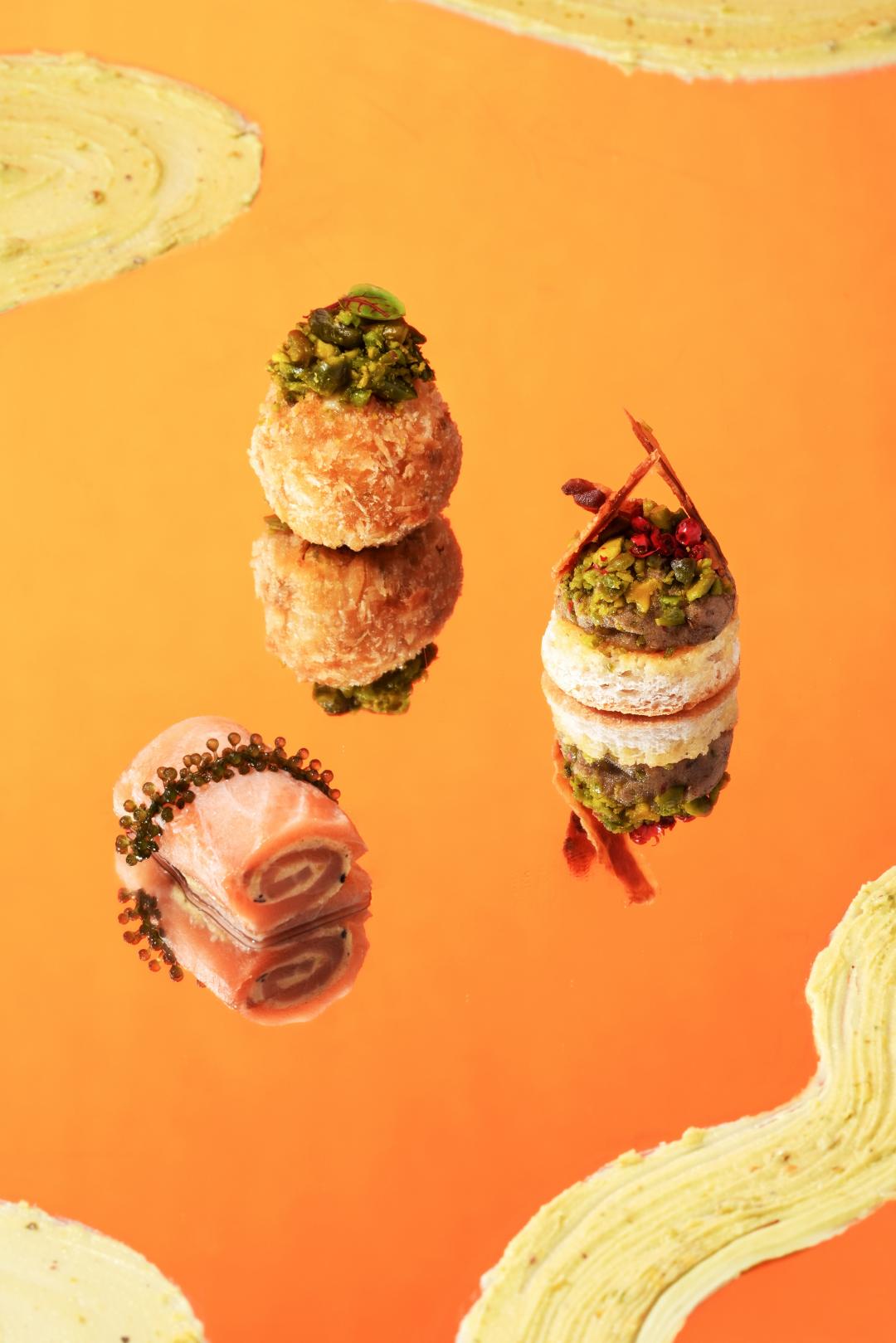 開心果的濃郁堅果風味與鹹食百搭，左起為「松露開心果奶酥燻鮭捲」、「酥炸墨西哥輕辣開心果奶油起司球」、「脆培根、巧克力開心果杏桃醬」。（圖／品牌提供）