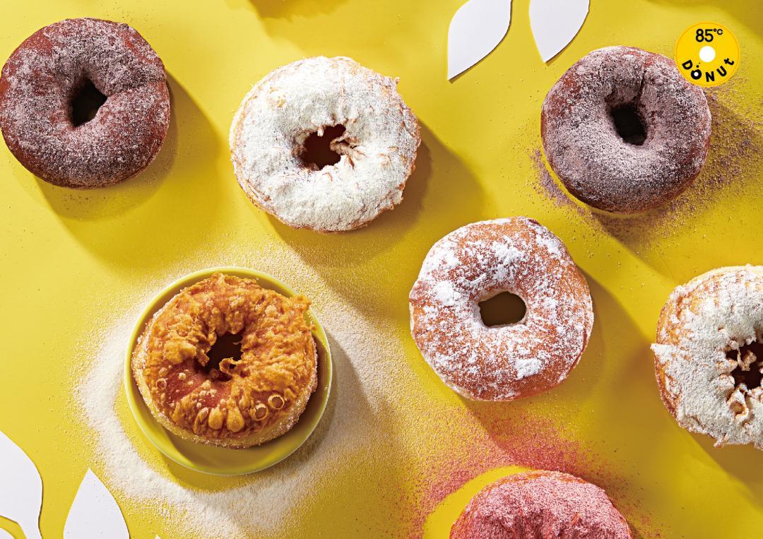 85℃生甜甜圈研究所歡慶新店開幕，祭出限量原味甜甜圈加購10元、甜甜圈買四送二優惠。（圖／品牌提供）