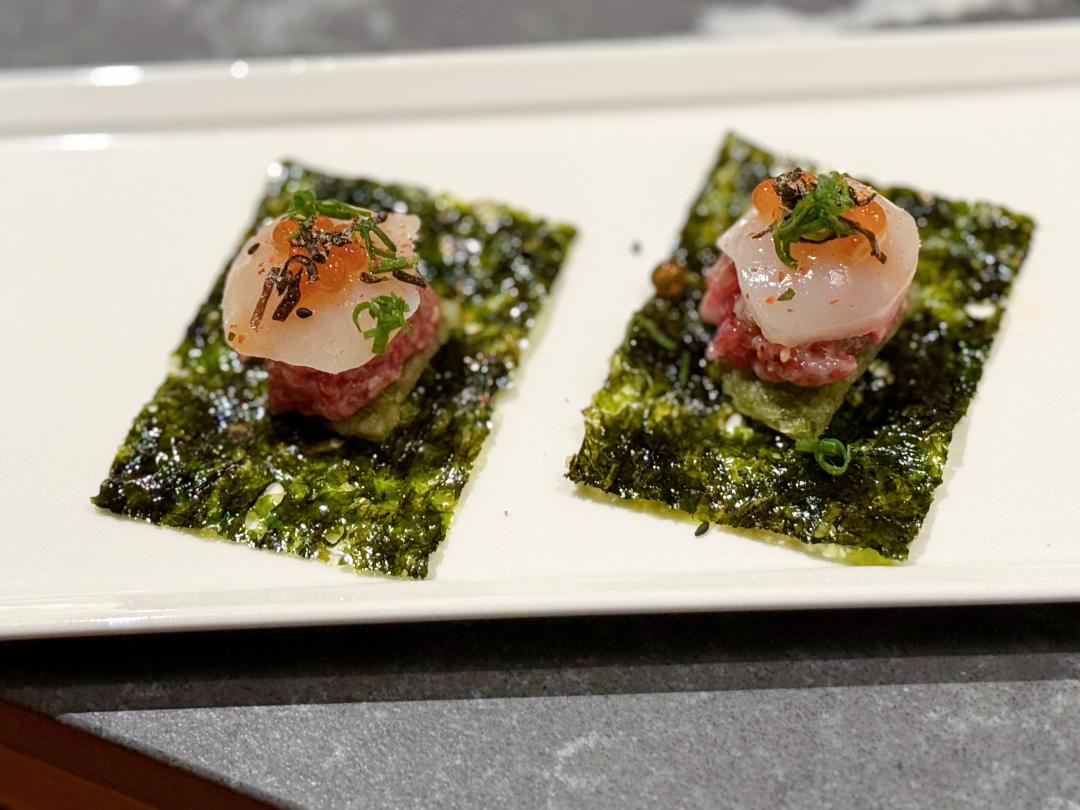 「米菓生牛肉」680元，搭配生牛肉、北海道干貝與鮭魚卵。（圖／記者郭宣暄攝）