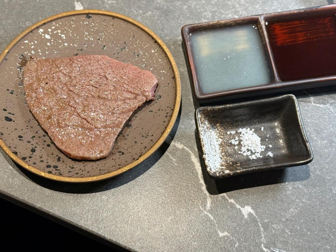 「夏多布里昂」為黑樺牛菲力部位，店家建議以筷子撕成小塊搭配法國鹽之花品嚐。（圖／記者郭宣暄攝）