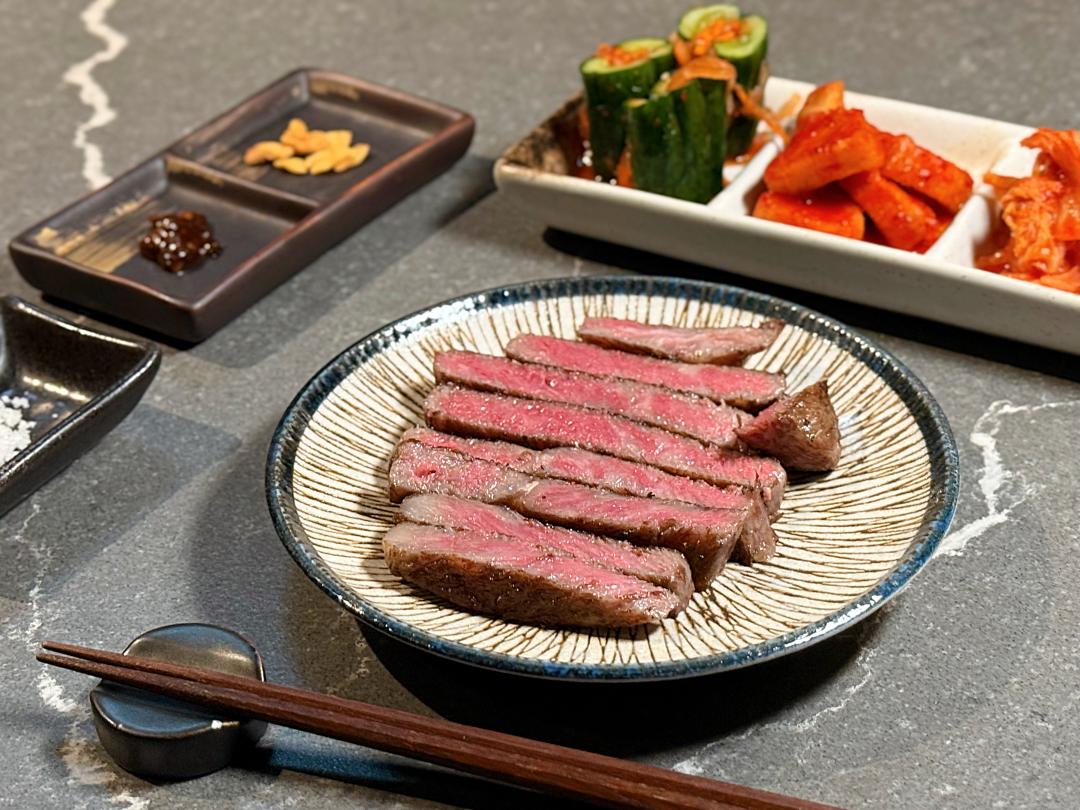 「白老牛肋眼牛排」口感軟嫩多汁，越嚼越香，採秤重計價，一克15元。（圖／記者郭宣暄攝）