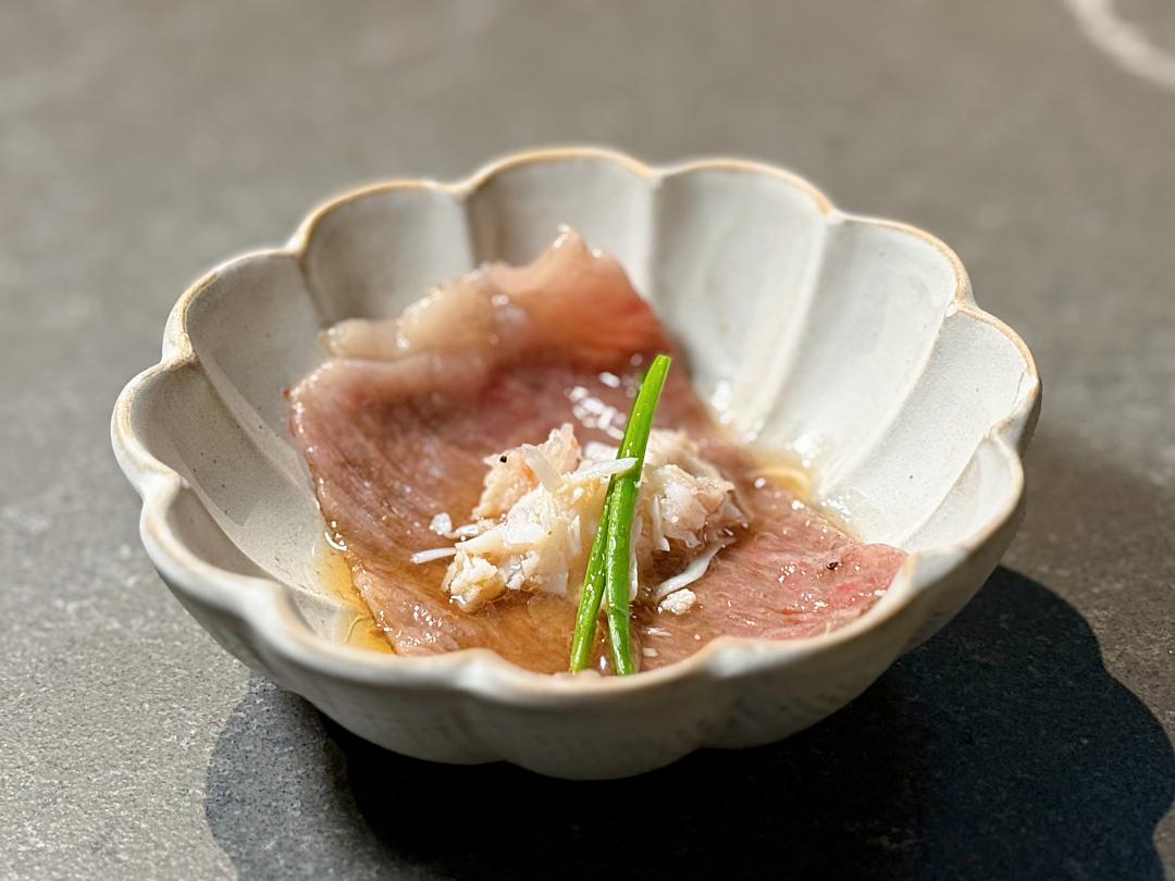 「白老牛沙朗」包裹著帝王蟹肉、蝦夷蔥與薑泥，可蘸著酸爽的蟹醋一起享用。（圖／記者郭宣暄攝）