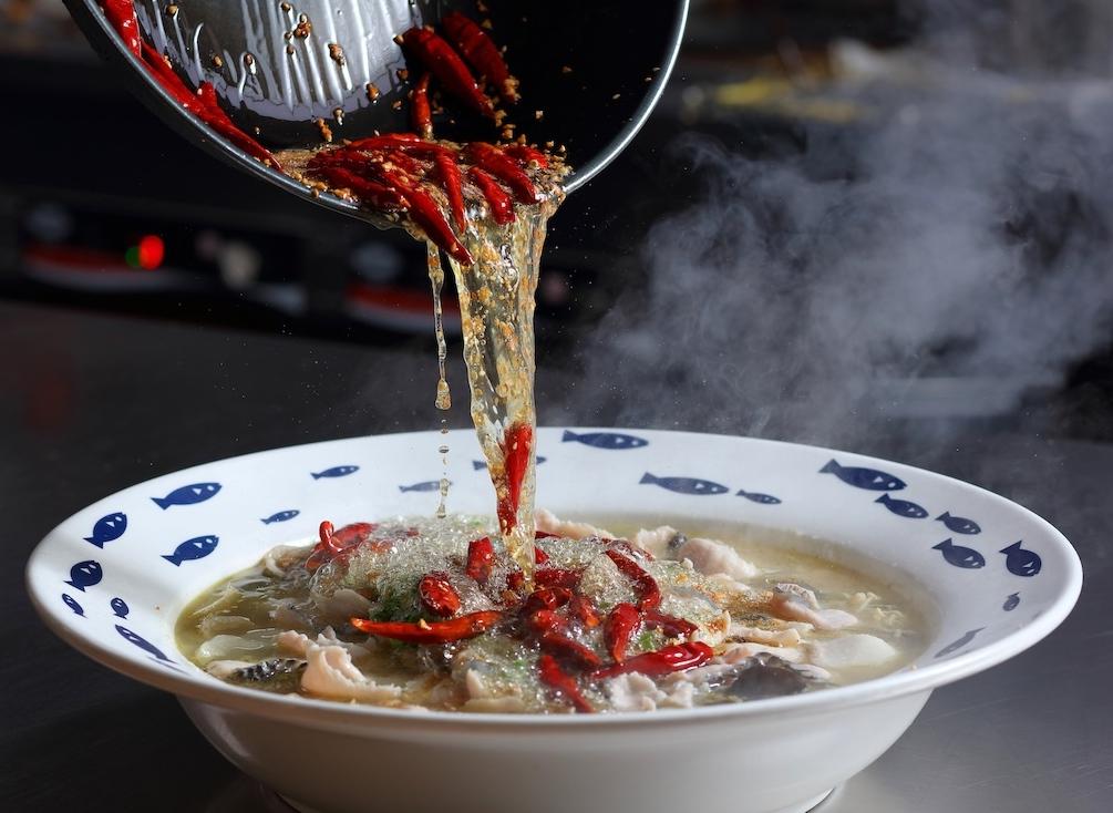位於桃園站前「Att筷食尚」的「刁民酸菜魚-桃園站前店」，終於將在10月24日於桃園站前正式開幕、10月23日試營運。（圖／品牌提供）