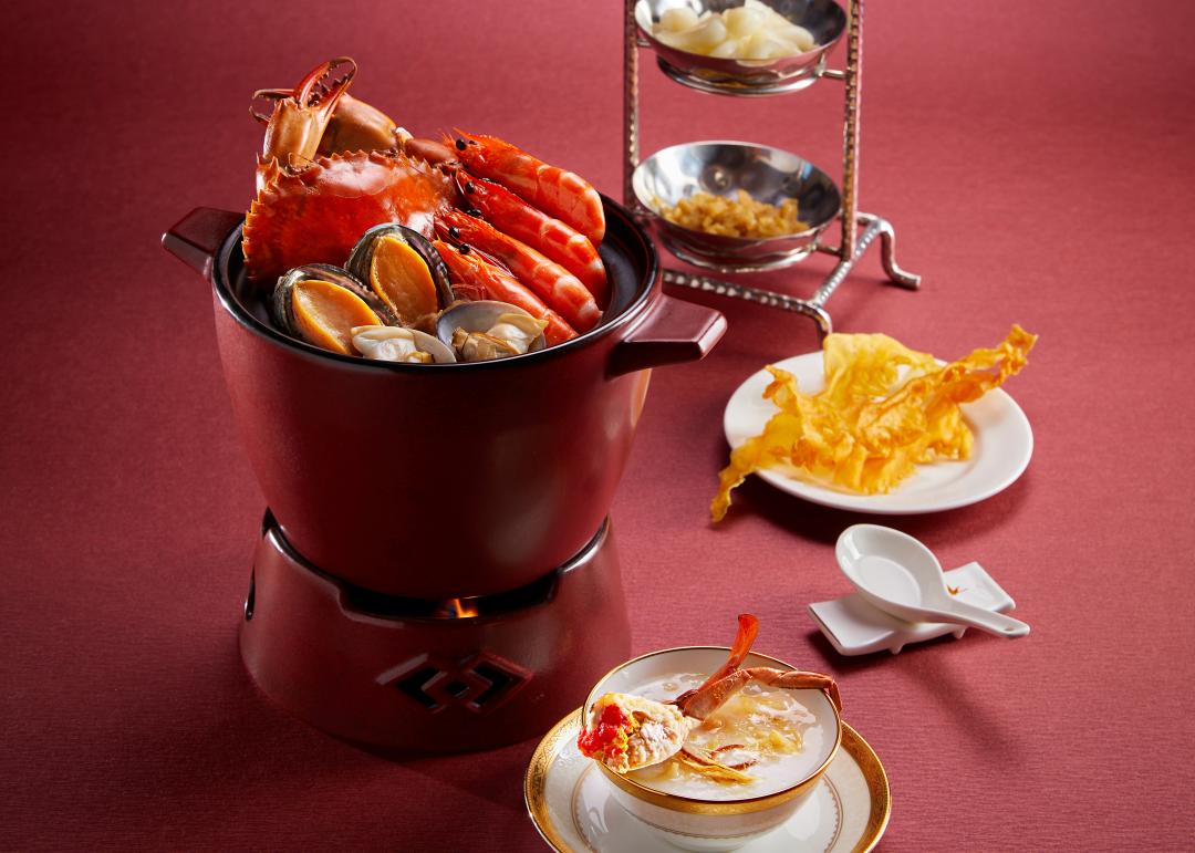 台北圓山大飯店將於10月28日首度推出金龍餐廳消夜場,能夠品嚐五星級主廚精心打造的「潮州蝦兵蟹將砂鍋粥」。(圖/飯店提供)