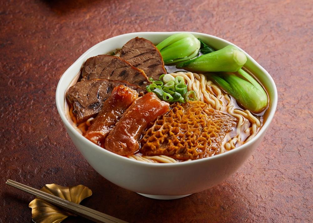 主廚首次以牛腱、牛筋、牛肚慢火熬煮推出「至尊三寶牛肉麵」。(圖/飯店提供)