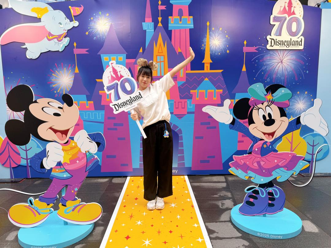 Klook於微風松高前廣場打造 「加州迪士尼樂園70週年快閃體驗」，迪士尼城堡驚喜現身台北信義區。（圖／記者郭宣暄攝）