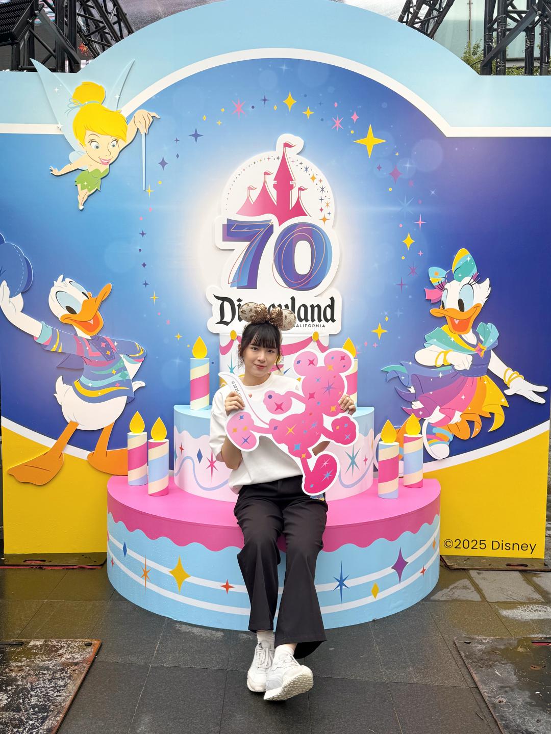 巨型70週年蛋糕登場，唐老鴨、黛西與《小飛俠》裡的小叮噹齊聚。（圖／記者郭宣暄攝）