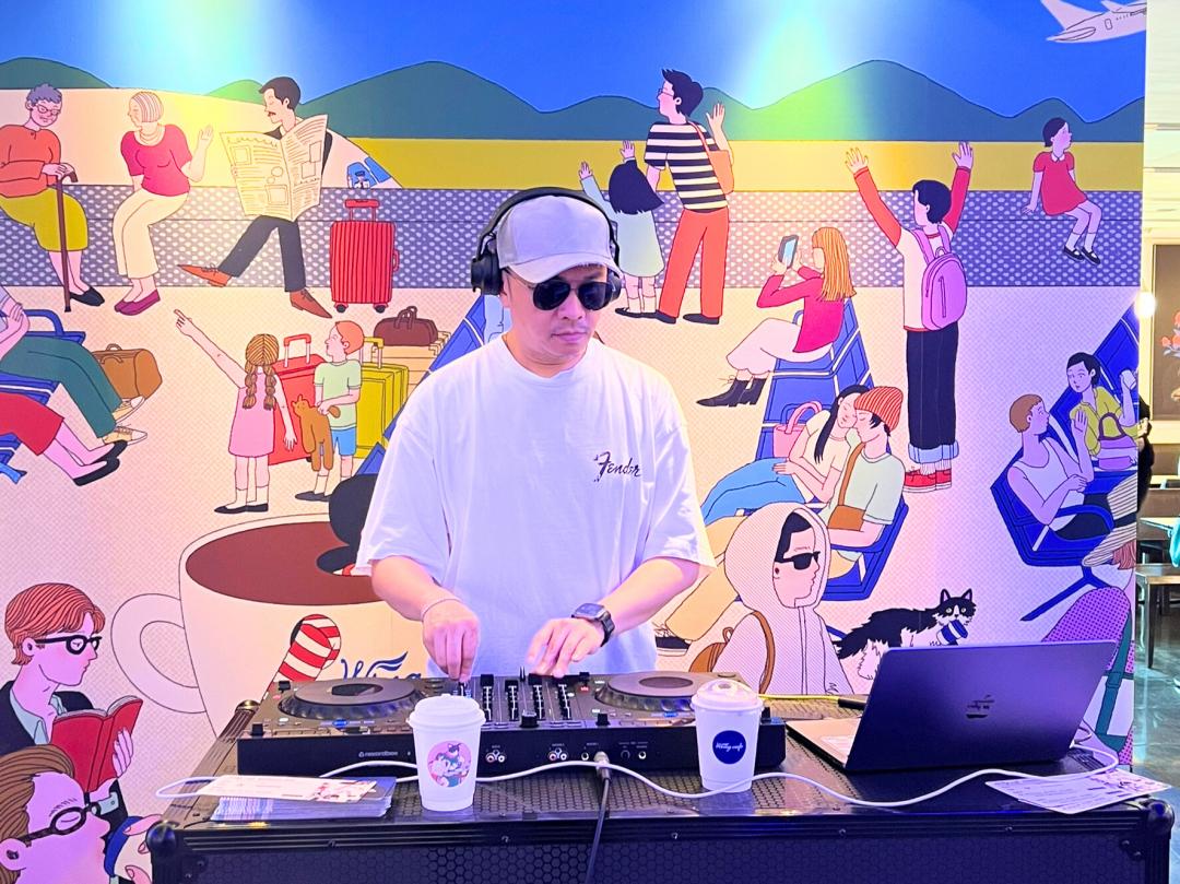 DJ帶來現場演出，旅客在登機前可以隨著音樂節奏與藝術氛圍自在放鬆。（圖／昇恆昌提供）