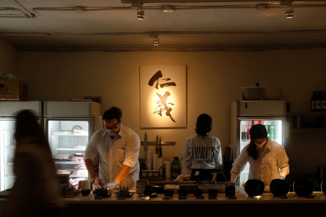 主廚與團隊於開放式廚房中專注備餐，展現「現切現烤、職人即席」的核心理念。（圖／品牌提供）