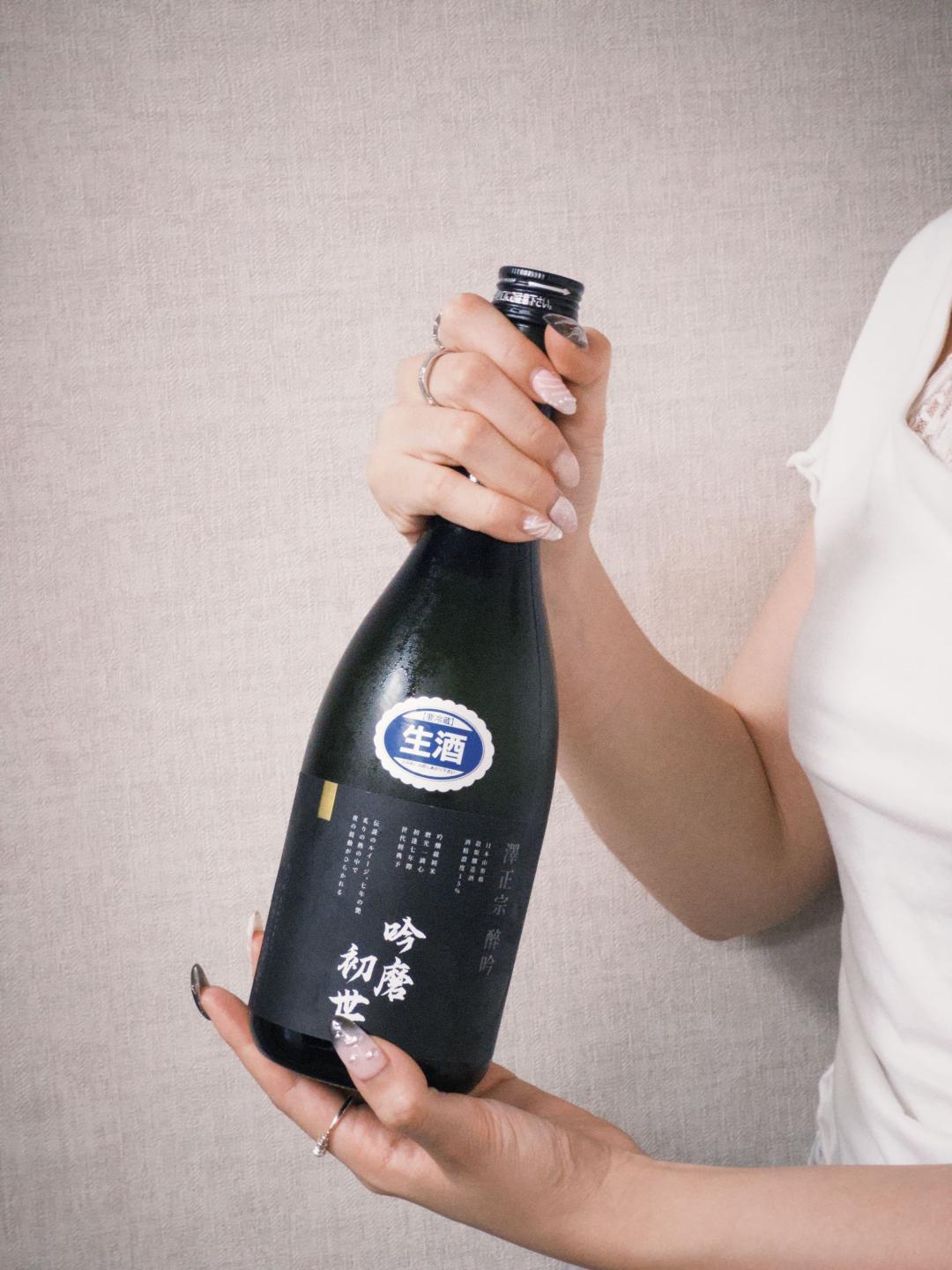 路易奇七週年推出聯名清酒「吟磨初世」，以純米吟釀為基底，象徵品牌從米粒到高峰的淬鍊歷程。（圖／品牌提供）