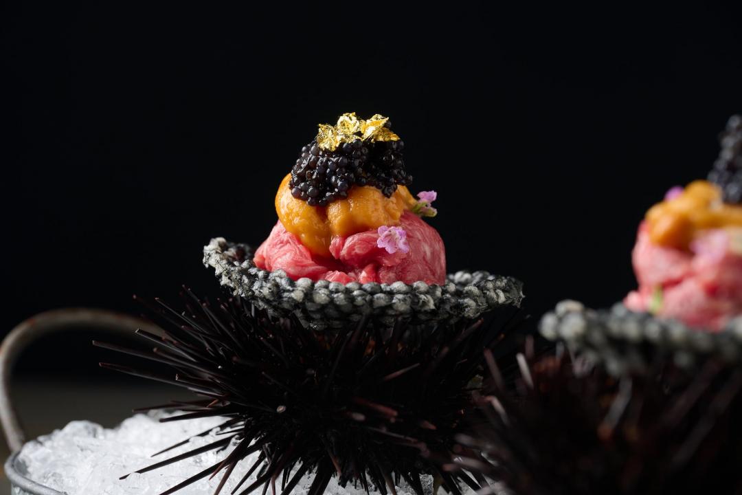 台中店自開幕日至11月19日，凡消費每人贈送「海膽生牛肉脆餅」一份。（圖／品牌提供）