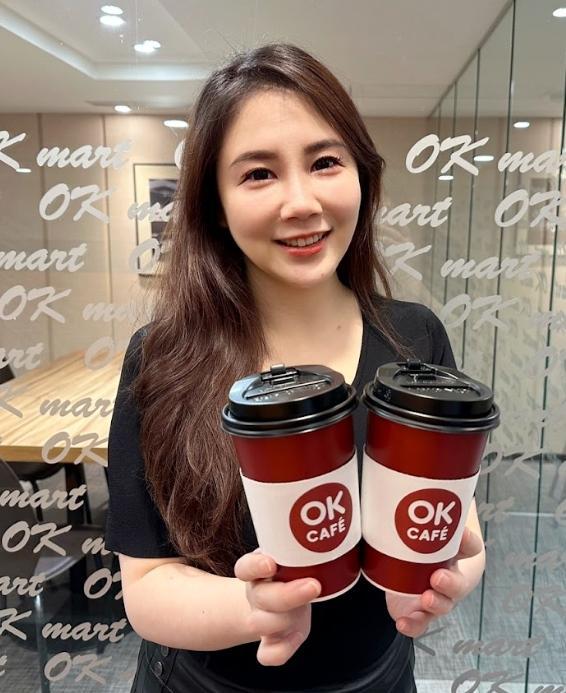 OKmart於10月31日當天推出指定咖啡買二送二。(圖/超商提供)