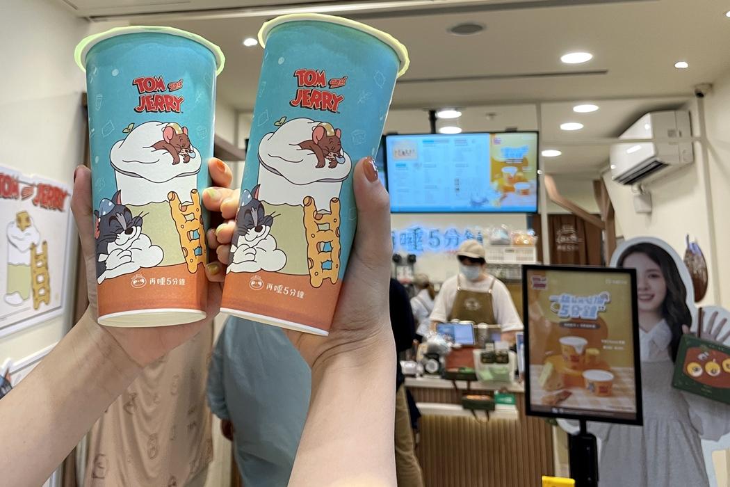 再睡5分鐘11月1日至11月2日推出現場唸出通關密語「再睡2000天!快樂1+1」即享買一送一。(圖/品牌提供)